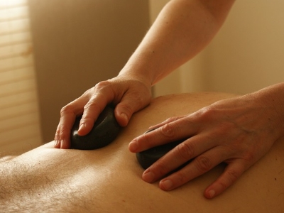 schoonheidssalon EstheMin behandeling - Hot-Stones massage